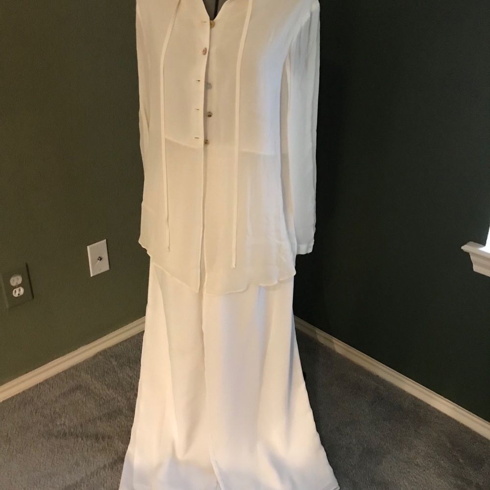 Two piece white loosefitting pants suit.